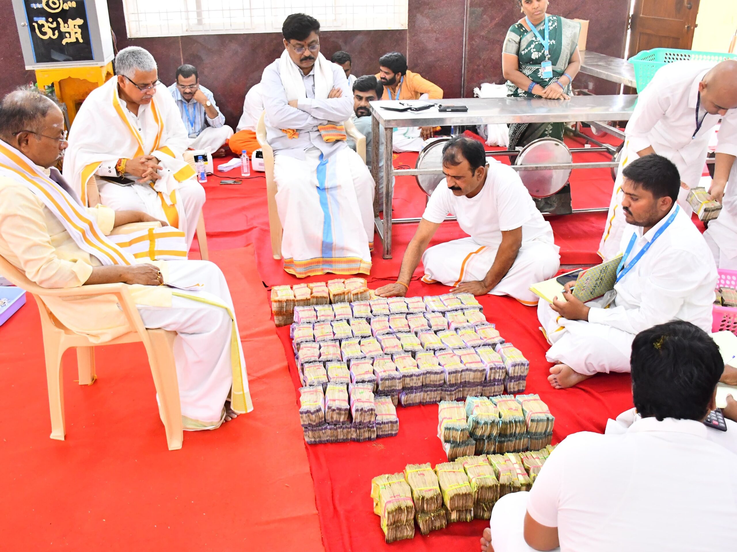 యాదాద్రీశుడి హుండీలో 16 దేశాల కరెన్సీ