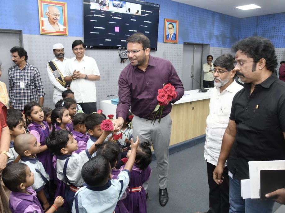 బాల్యం కేంద్రాలకు విరాళం