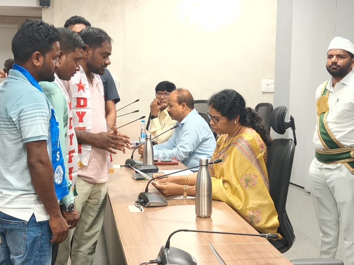 క్రీడా మైదానాన్ని అభివృద్ధి చేయాలని కలెక్టర్‌కి వినతి