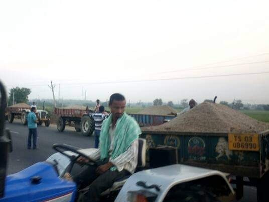 అనుమతి లేకుండా ఇసుక రవాణా.. ట్రాక్టర్లు సీజ్