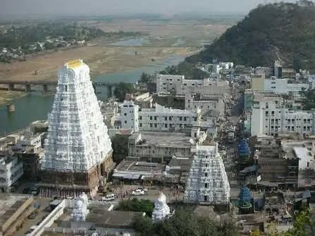 శ్రీకాళహస్తీశ్వర ఆలయ సిబ్బందిపై వేటు