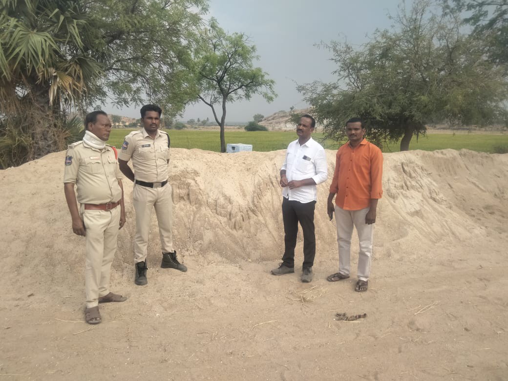 పులికల్‌లో అక్రమ ఇసుకపై ఉక్కుపాదం