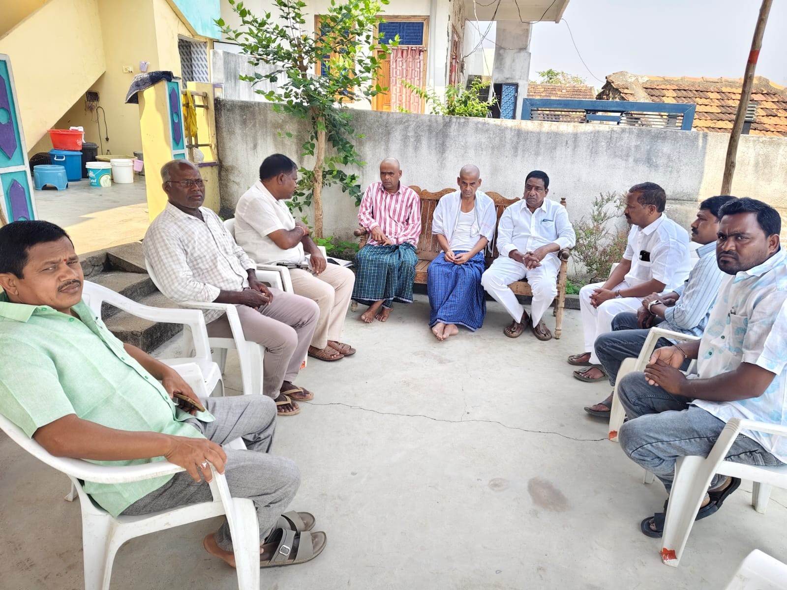 సెస్ డైరెక్టర్‌ను పరామర్శించిన మాజీ ప్రజా ప్రతినిధులు