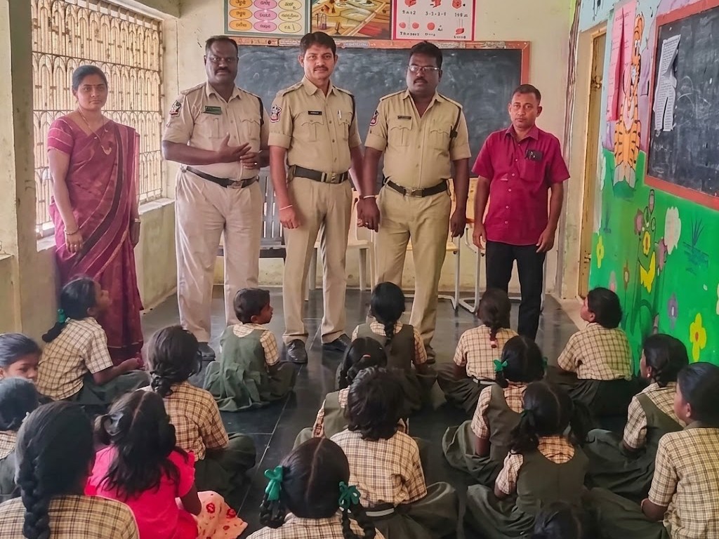 అపరిచిత వ్యక్తులతో జాగ్రత్తగా ఉండాలి: శక్తి టీం