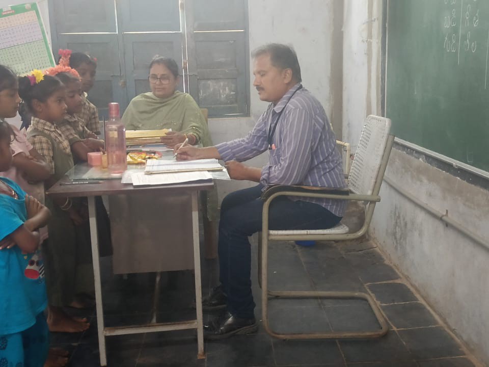 ప్రభుత్వ పాఠశాలను సందర్శించిన డైట్ లెక్చరర్