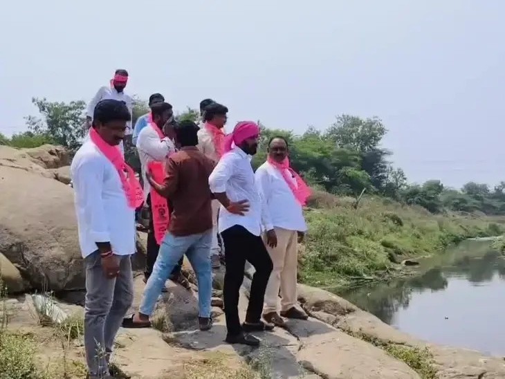 గోదావరి నదిని పరిశీలించిన నేతలు