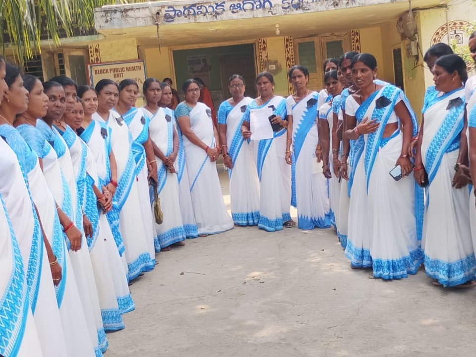 నల్లబ్యాడ్జీలు ధరించి నిరసన తెలిపిన ఆశాలు