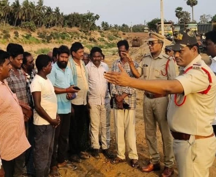 ‘ద్విచక్ర వాహనదారులు హెల్మెట్ ధరించాలి’