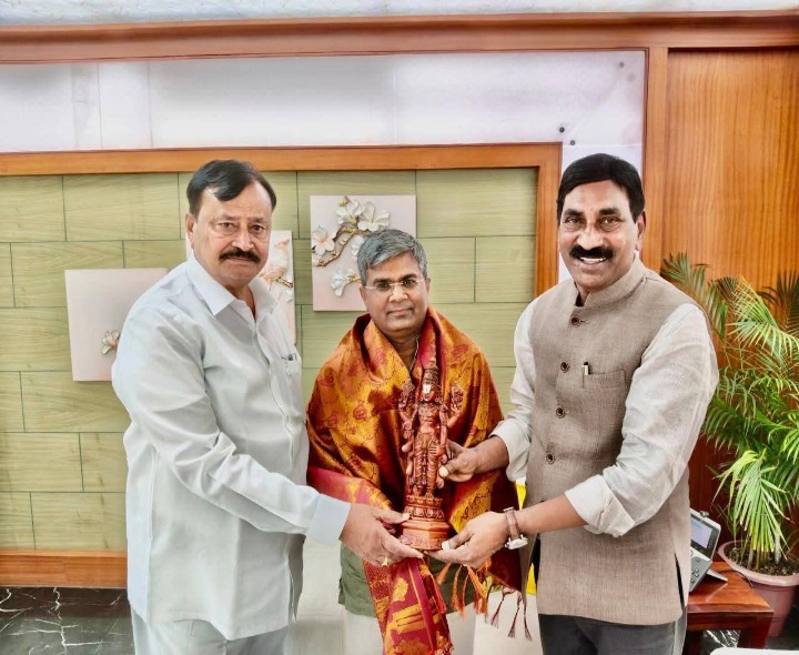 హైవే ప్రమాదాల నివారణకు ఎంపీ పార్థసారధి వినతి