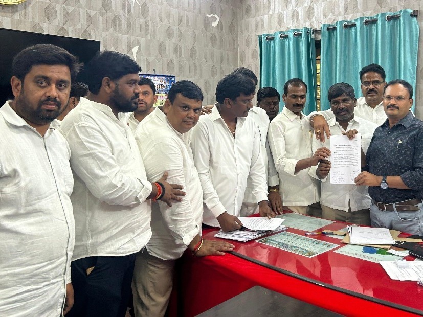 భూ ఆక్రమణపై కాంగ్రెస్ నేతల ఫిర్యాదు