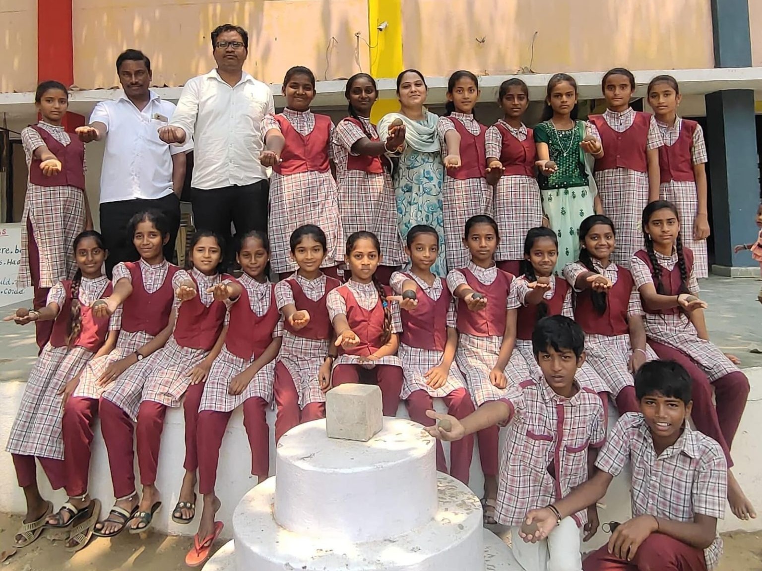 సీడ్ బాల్స్ తయారీపై విద్యార్థులకు శిక్షణ