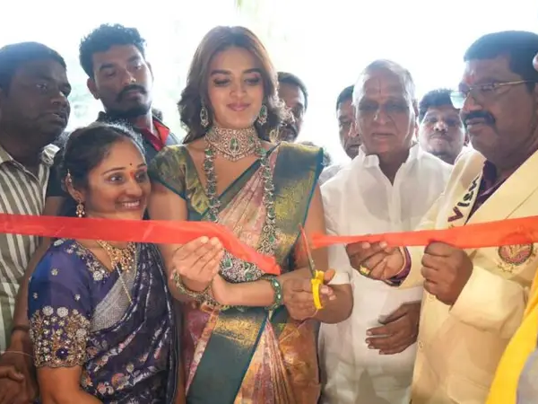 కామారెడ్డిలో హీరోయిన్​ నిధి అగర్వాల్ సందడి..