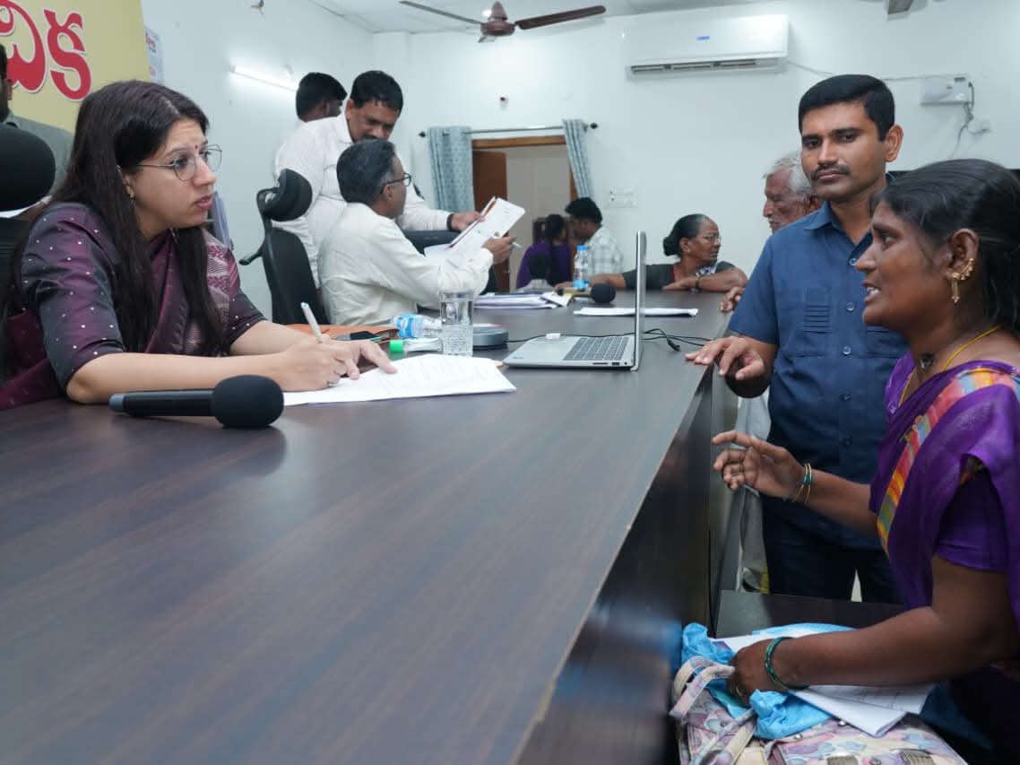 పీజీఆర్ఎస్ అర్జీలను పరిష్కరించాలి: కలెక్టర్