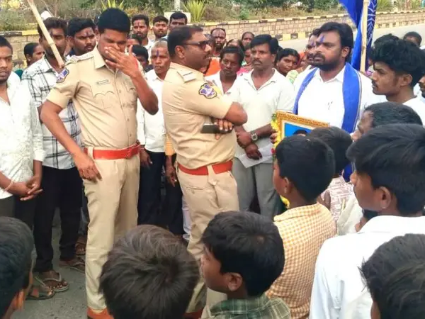 ఆలయ ప్రవేశం చేయిస్తామని అధికారులు రాలేదని దళితుల ఆగ్రహం