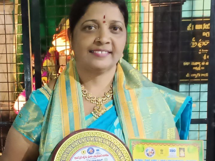 గ్లోబల్ అవార్డు అందుకుంటున్న శోభారాణి