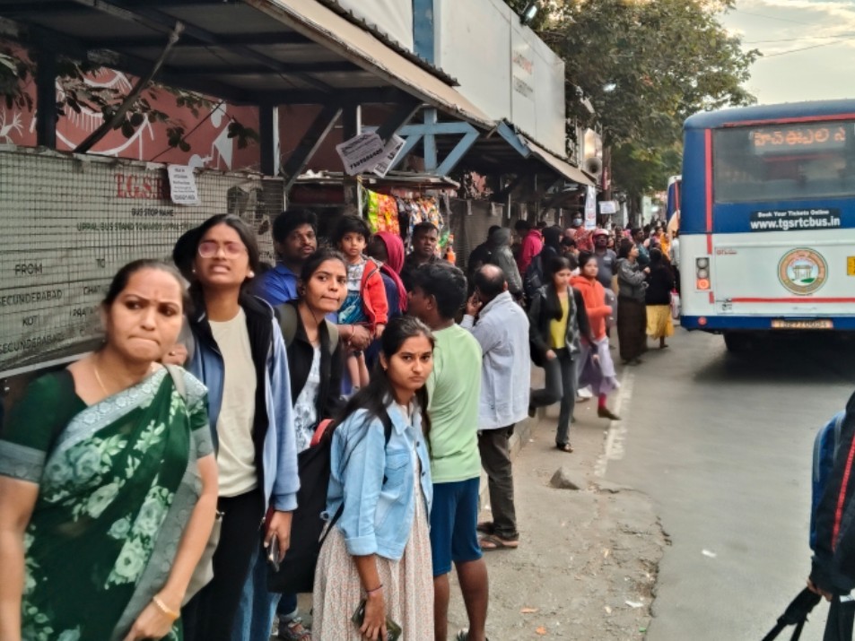 FLASH: దొంగ చెంపకు చీపురు కట్ట దెబ్బ..!