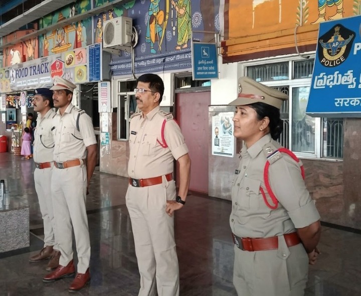 ‘రైళ్లలో చోరీలపై అప్రమతంగా ఉండాలి’