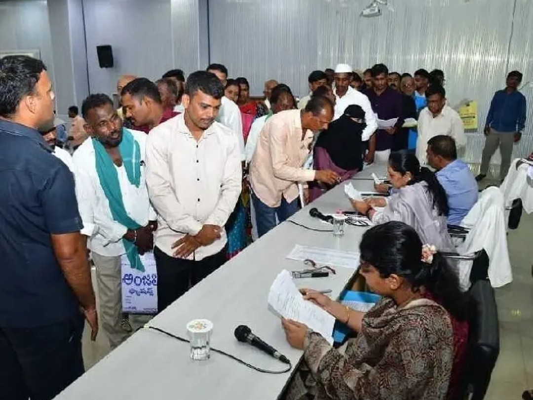 ప్రజావాణి ఫిర్యాదులను పరిష్కరించాలి: కలెక్టర్