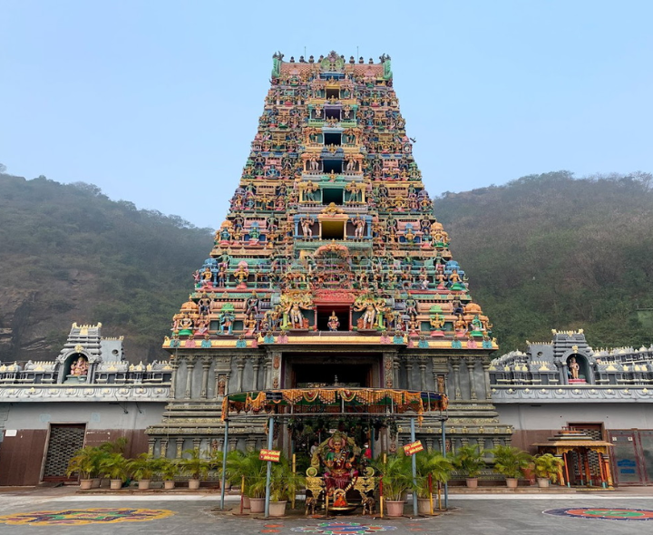 ఇంద్రకీలాద్రిపై సిబ్బంది చేతివాటం