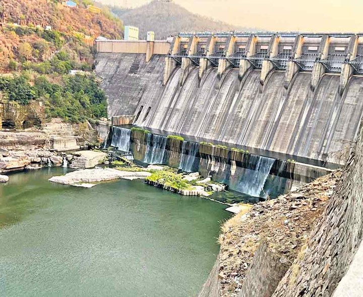 శ్రీశైలంలో నిలిచిపోయిన విద్యుదుత్పత్తి