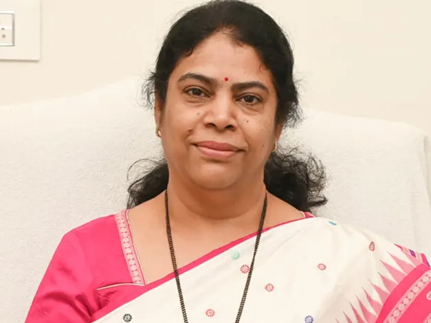 ముగ్గురు ట్రాన్స్ జెండర్లకు రుణాల చెక్కుల అందజేత