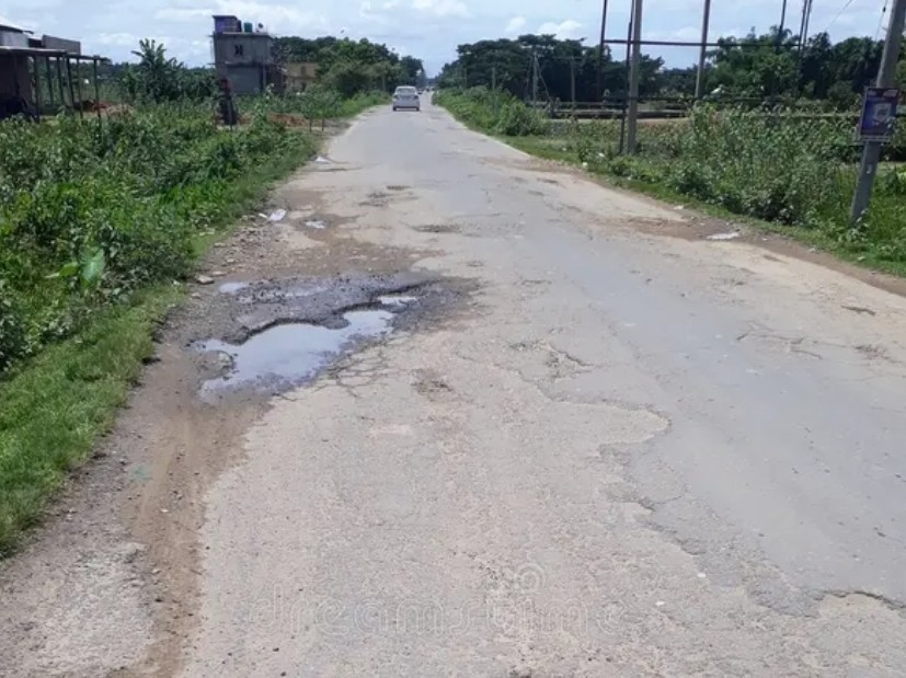 గుంతలమయంగా కీసర రహదారులు