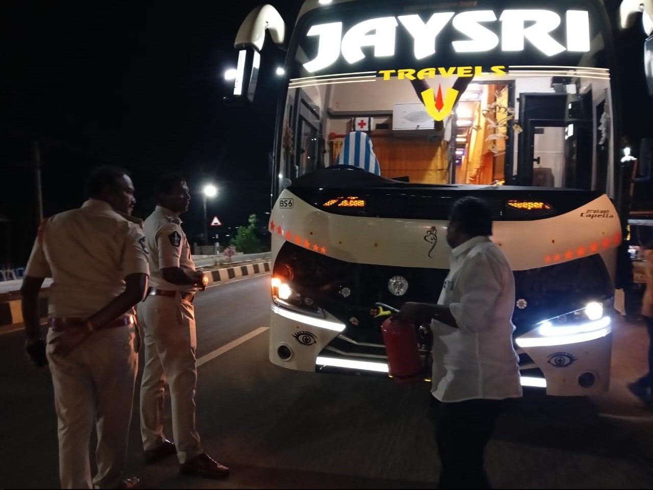 బస్సుల తనిఖీలు చేపట్టిన పోలీసులు