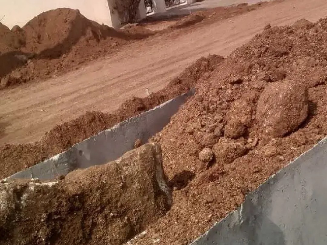 అధికారుల అలసత్వం.. కాంట్రాక్టర్ ఇష్టారాజ్యం!