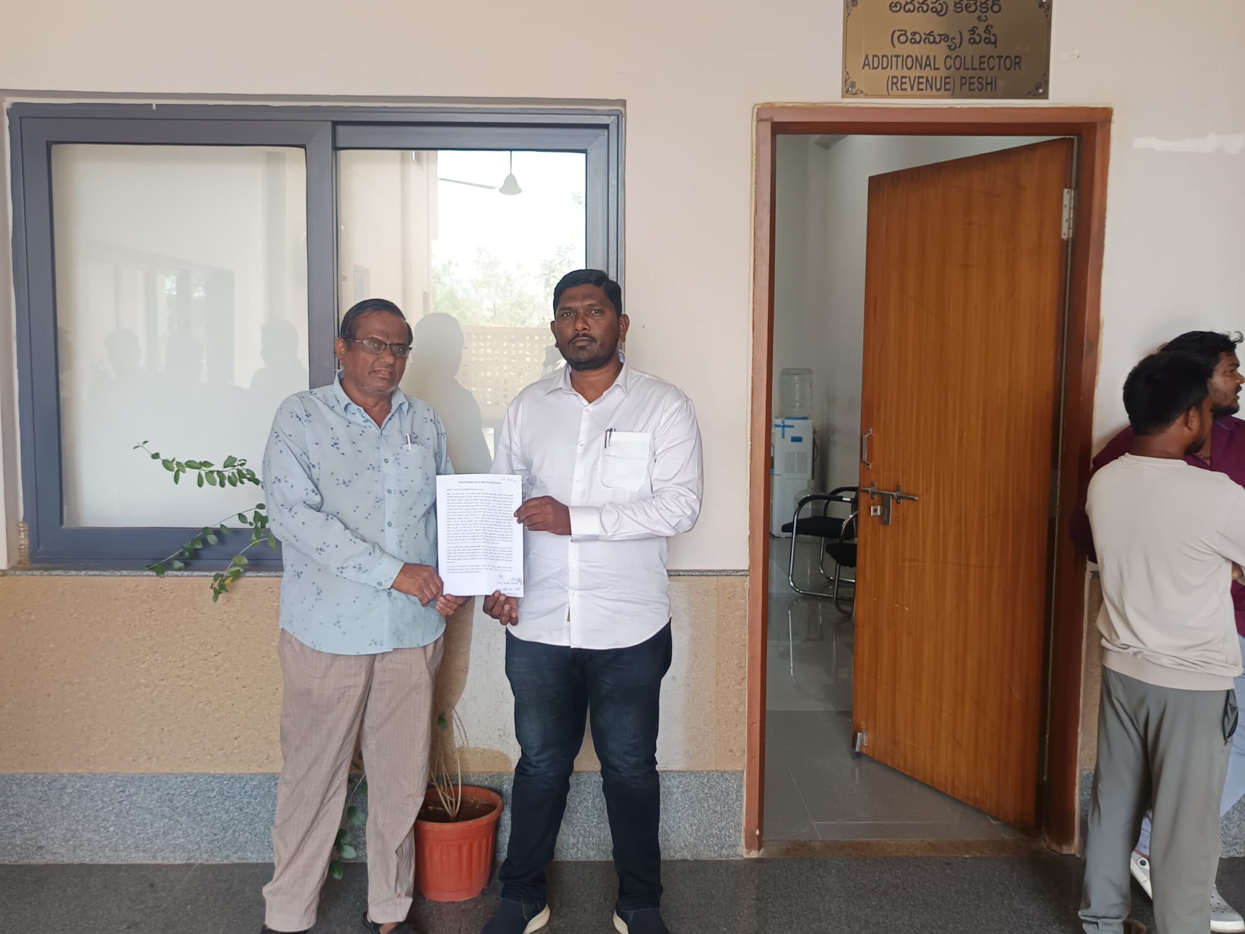 సీసీపై బాధితుల ఫిర్యాదు