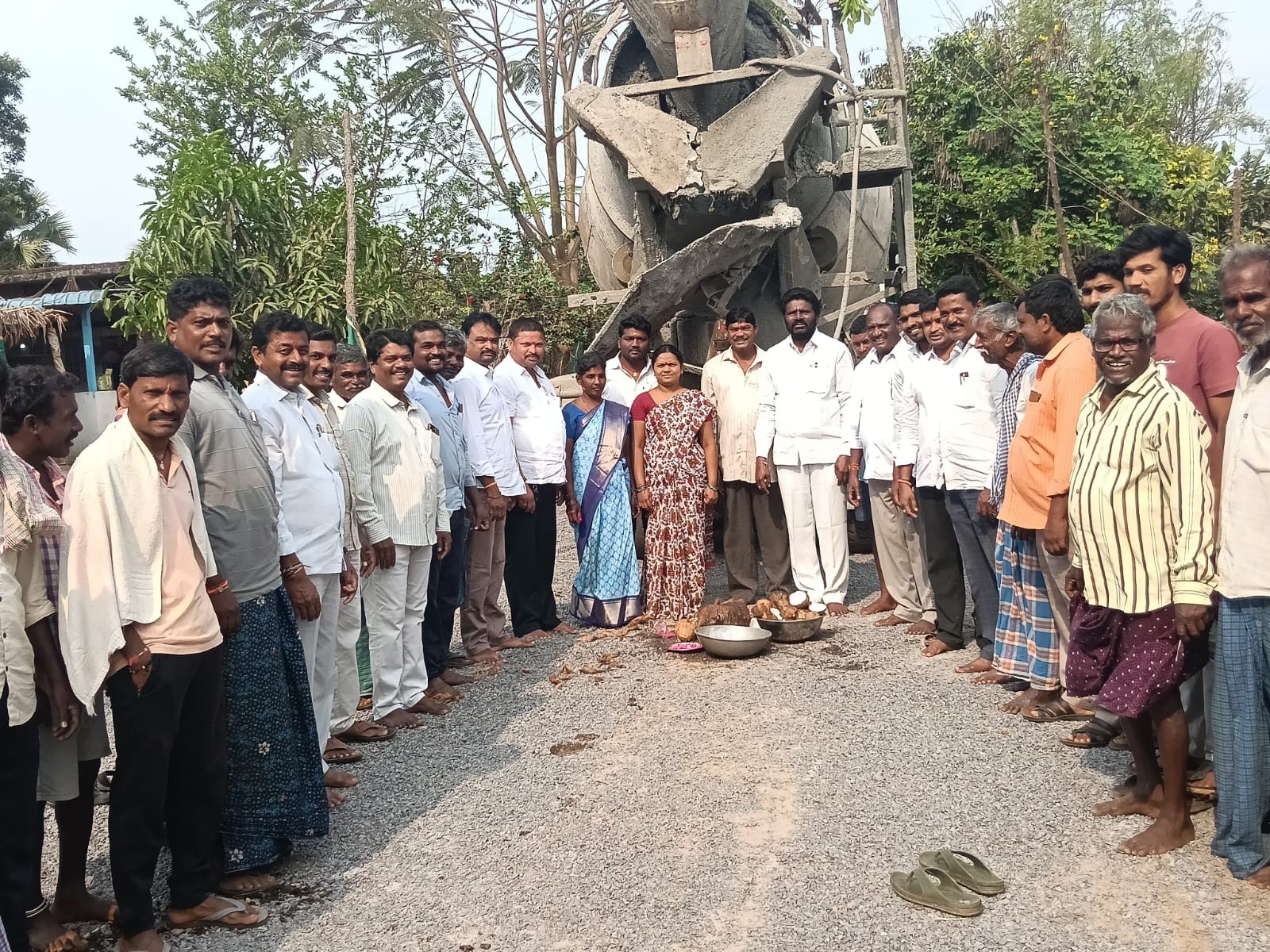 కొండాపురంలో సీసీ రోడ్ల నిర్మాణ పనుల ప్రారంభం