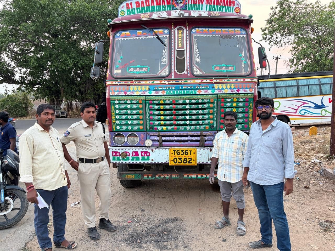 అక్రమ ఇసుక తరలిస్తున్న లారీ సీజ్