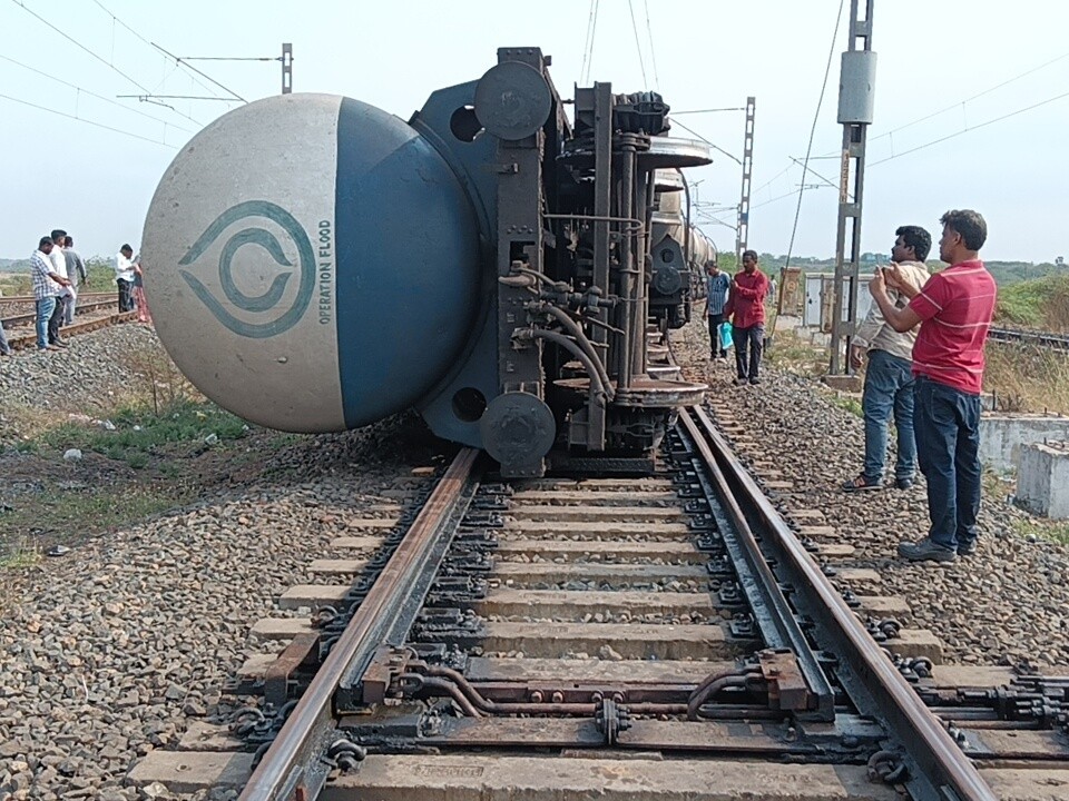 మనుబోలు వద్ద రైల్వే మిల్క్ ట్యాంకర్ బోల్తా