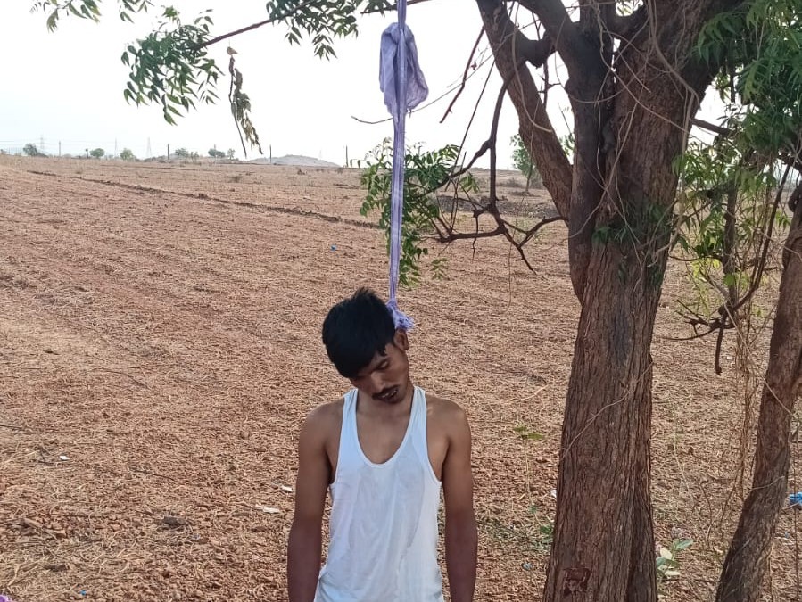 విషాదం.. చెట్టుకు ఉరివేసుకుని వ్యక్తి ఆత్మహత్య