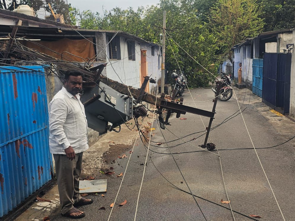 భారీ వర్షానికి నేలకొరిగిన విద్యుత్ స్తంబాలు