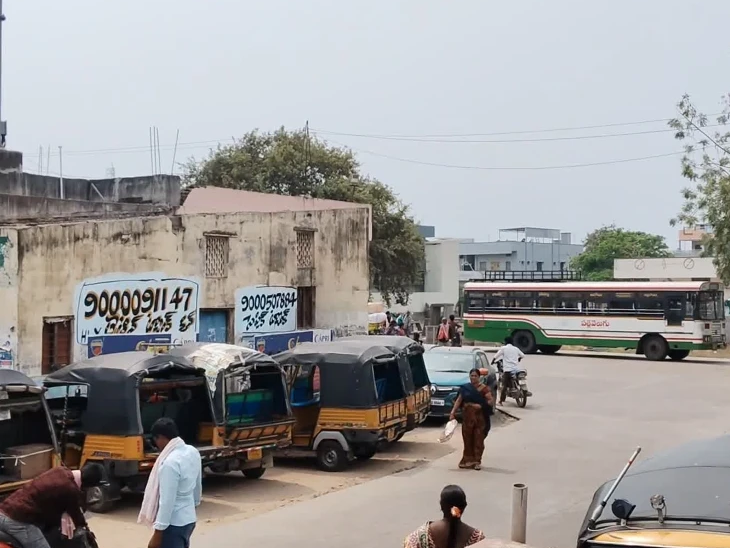 ఆటోలకు, బైకులకు అడ్డగా హాలియా ఆర్టీసీ బస్టాండ్