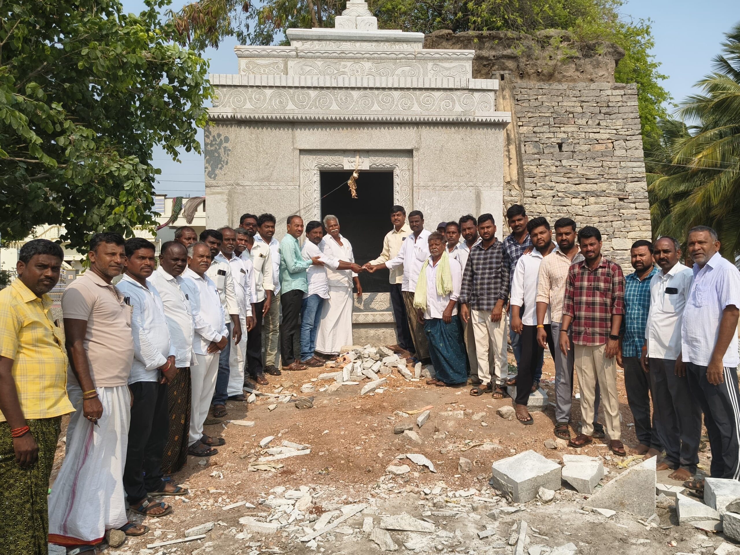 పెద్దమ్మ గుడి నిర్మాణానికి విరాళం అందజేత