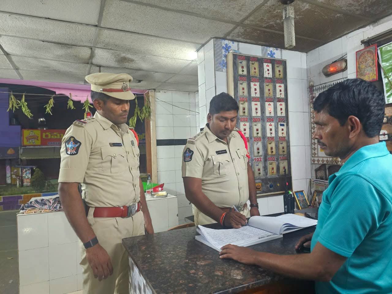 లాడ్జిల్లో సీఐ ఆకస్మిక తనిఖీలు