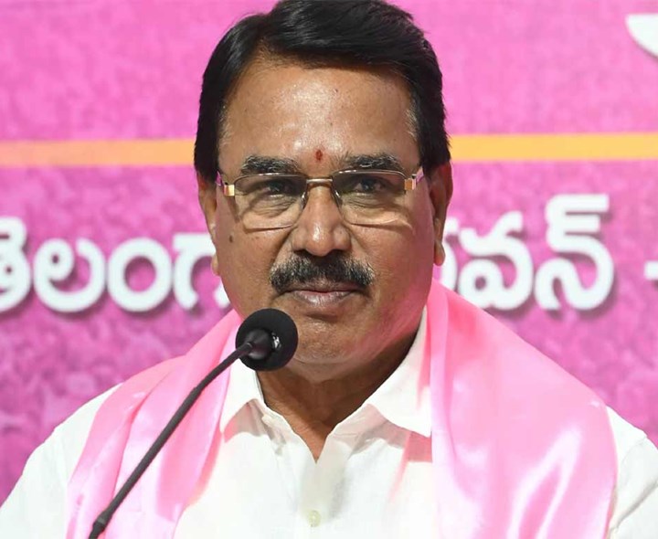 ‘నీళ్లు తరలించుకుపోతుంటే చోద్యం చూస్తున్నారు’