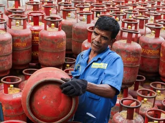 జిల్లాలో సాఫీగా సాగుతున్న సిలిండర్ బ్లాక్ దందా