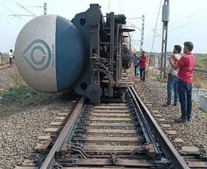 రైలు భోగి బోల్తా.. ఆలస్యంగా రైళ్లు