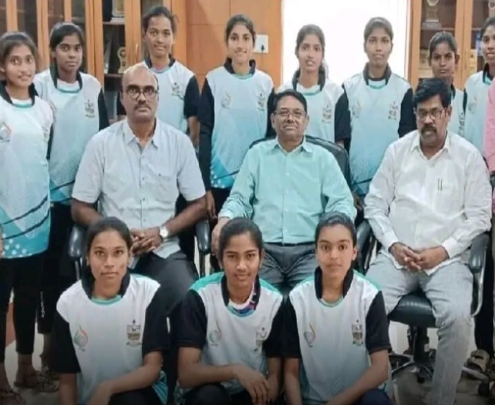 మహిళా ఖో-ఖో జట్టుకు స్పోర్ట్స్ కిట్స్ పంపిణీ