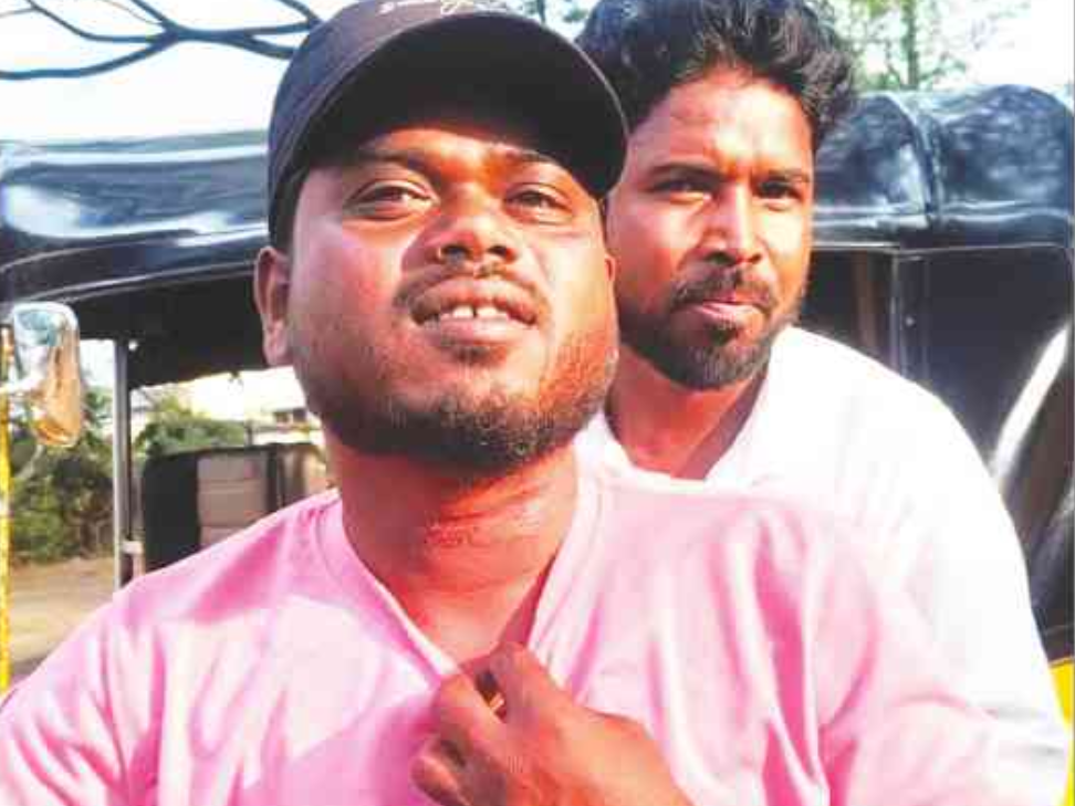 రోడ్డుకు అడ్డంగా తాడు.. తప్పిన ప్రమాదం