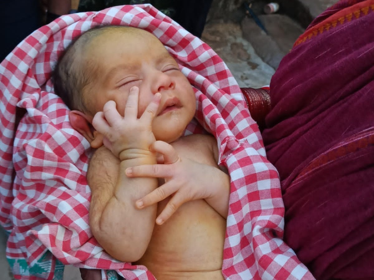 ఏ తల్లి కన్న బిడ్డో.. పెరట్లో దొరికిన మగబిడ్డ