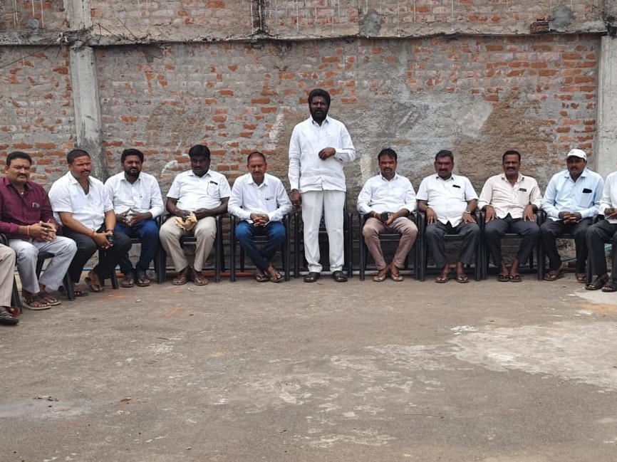 మాజీ ఎమ్మెల్యే ధర్నా చేయడం సిగ్గుచేటు: తిరుపతిరెడ్డి