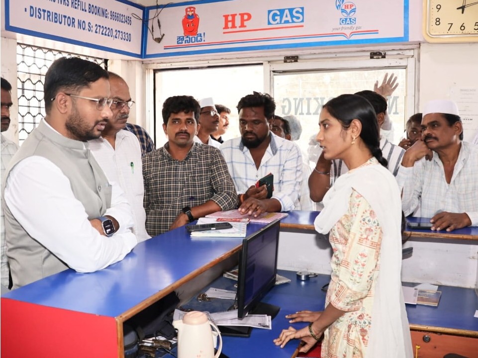 గ్యాస్ ఏజెన్సీల్లో కలెక్టర్ ఆకస్మిక తనిఖీ