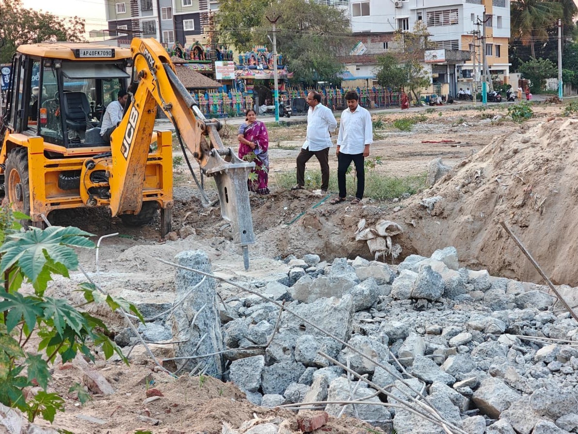 తూర్పు సత్రం డంపింగ్ యార్డ్‌గా మారిందా..?