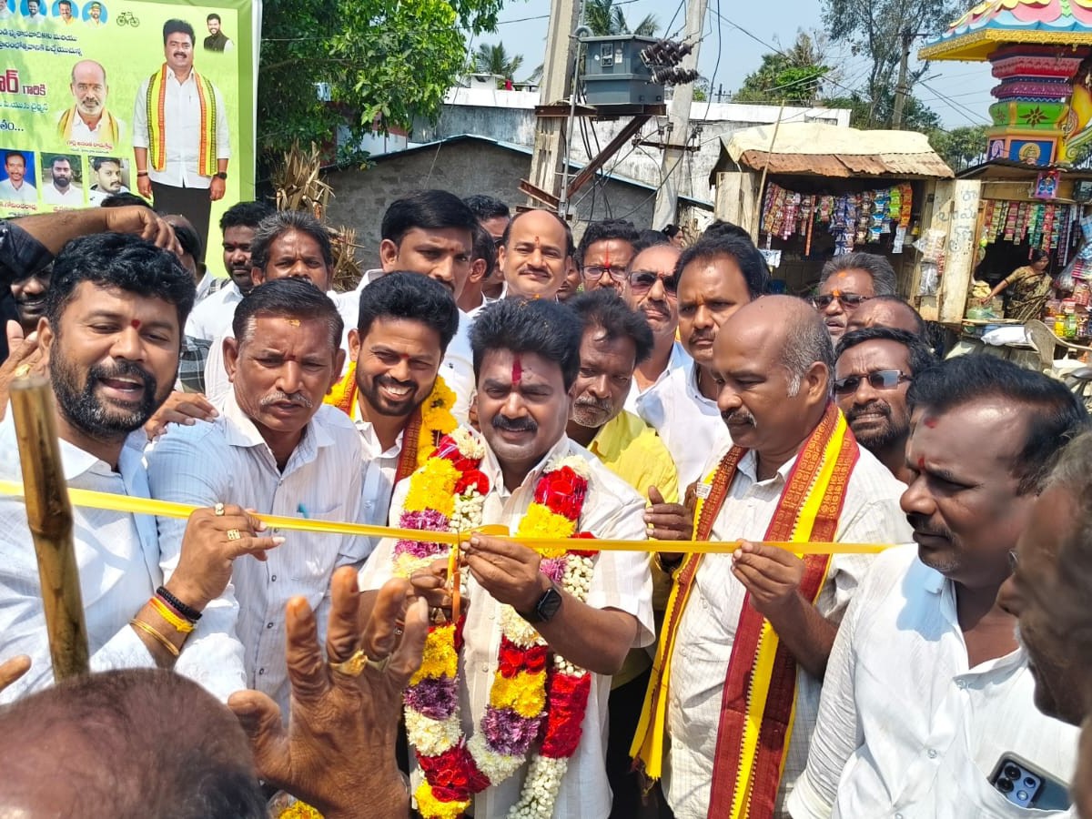 సీసీ రోడ్లను  ప్రారంభించిన ఎమ్మెల్యే