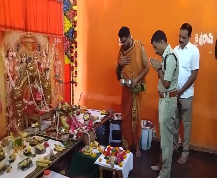 మారుతి మందిరంలో ప్రత్యేక పూజలు చేసిన సీపీ