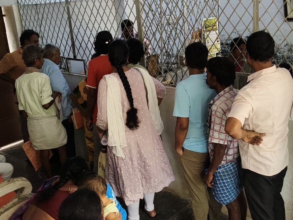 ఆస్తి పన్ను చెల్లించడానికి క్యూ కట్టిన ప్రజలు