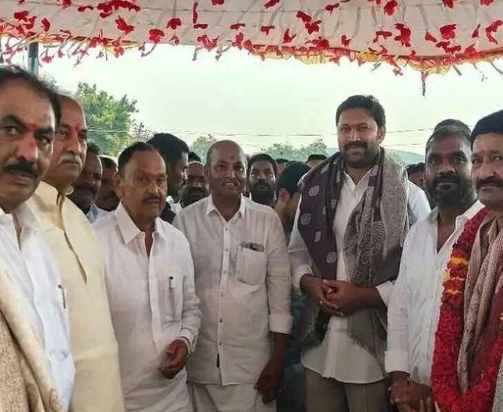 మొక్కజొన్న పంటను పరిశీలించిన ఎంపీ